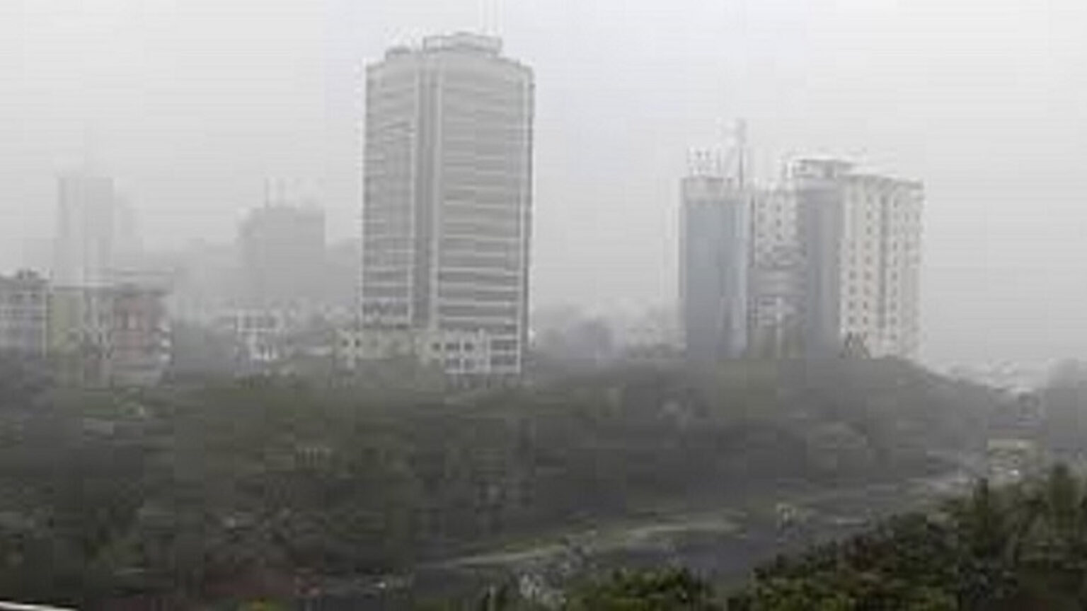 ঘন কুয়াশার চাদরে মোড়ানো ঢাকা, জনজীবন বিপর্যস্ত