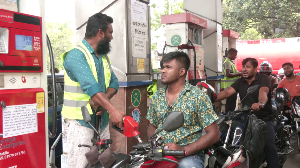 গরমে ঘণ্টার পর ঘণ্টা অপেক্ষা, পাম্পে এখনও চালকদের দীর্ঘ লাইন